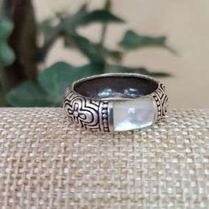 Sz 7 sterling sliver and peal band.